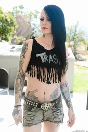 Skinny Punk Babe Mallory Maneater Spreading Outside 00