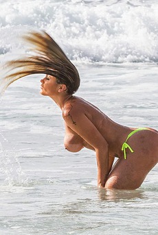 Sexy Famous Babe Andressa Urach In The Sea 00