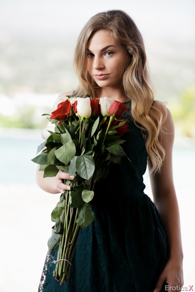 Beautiful Sidney Cole With Roses (4/15)