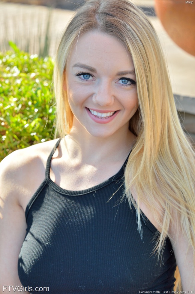 Molly Spreads Pussy In Public (2/21)