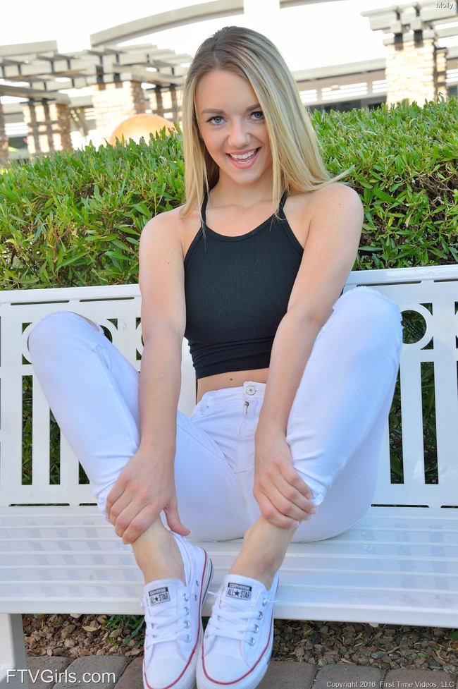Molly Spreads Pussy In Public (5/21)