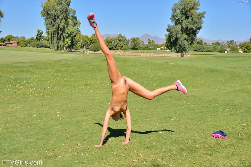 Hot Amateur Girl Roxanna Flashing In The Park (14/15)