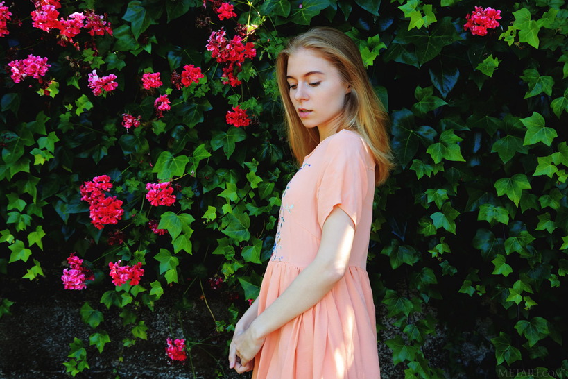 Sweet and sexy Shayla loves getting back to nature (1/21)