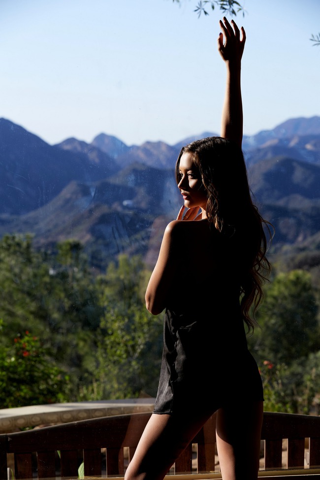 ALEX DE LA FLOR IN MAGIC HOUR (19/21)