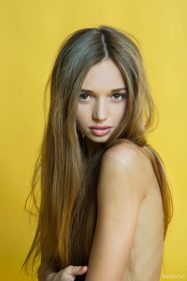 Steffi Poses Naked In The Studio (12/15)