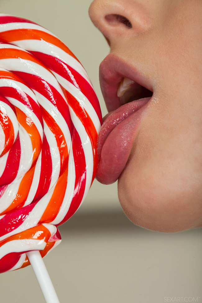 Hungry Teen Babe Winnie Licks A Lollipop (4/18)
