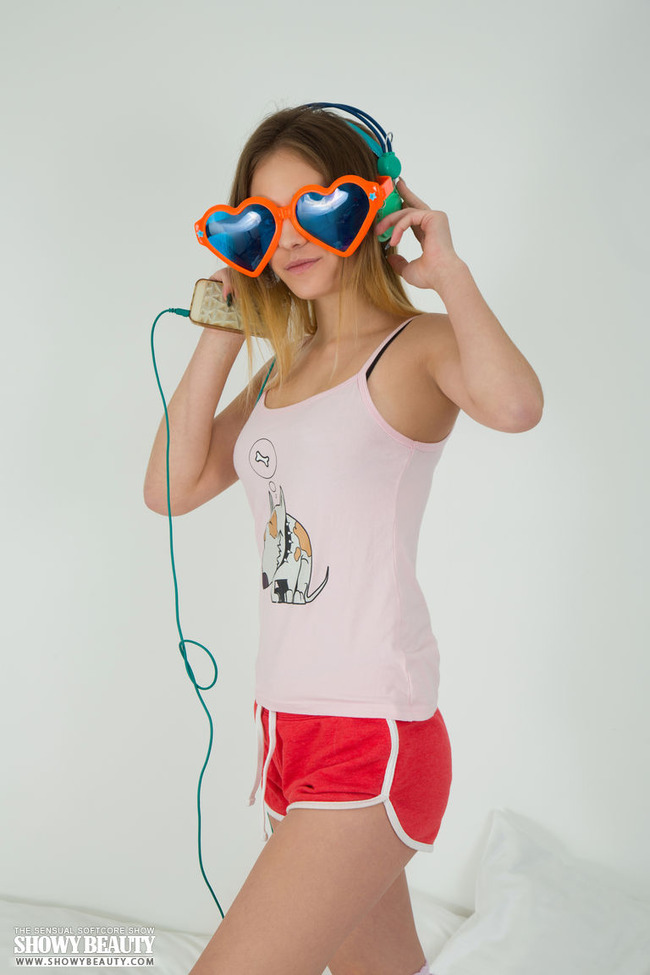 A solo nude party (1/20)