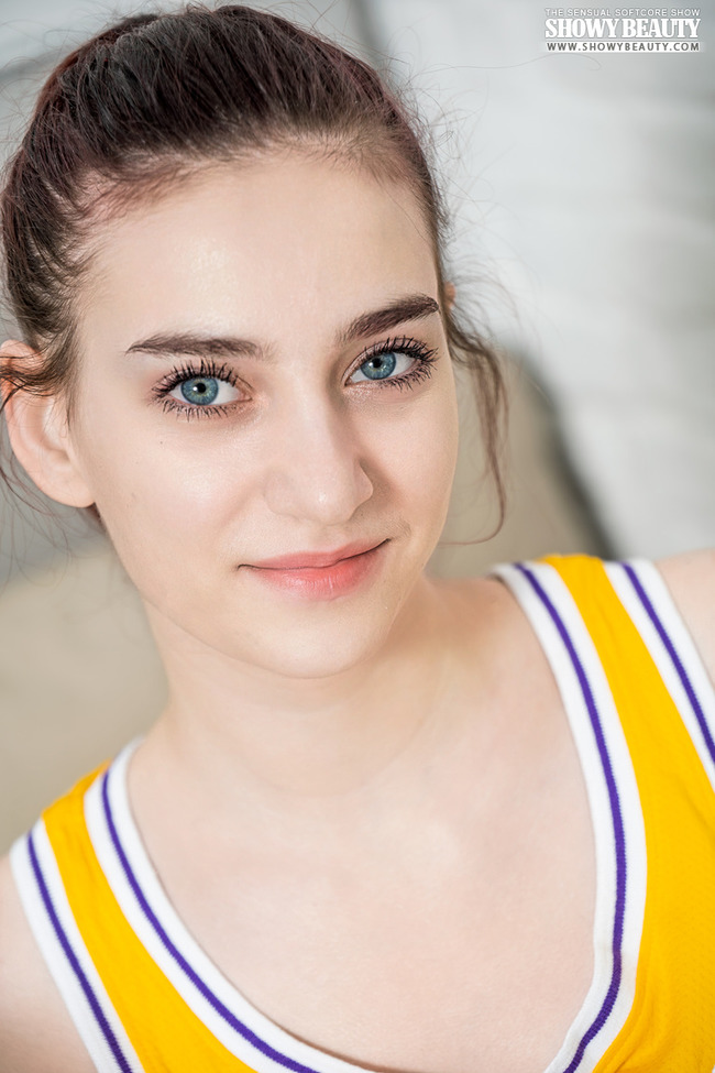 Cute girl goes naked (5/20)